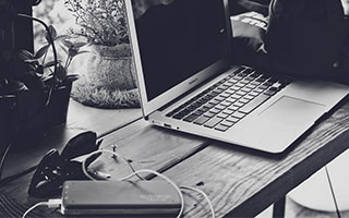 开云官方下载-少打一人！三镇球员阿德里亚诺铲球领到第二张黄牌，被红牌罚下