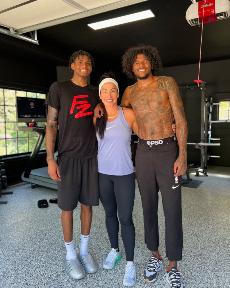 这核心力！健身教练晒杰伦-格林高难度训练 金鸡独立双手提举杠铃